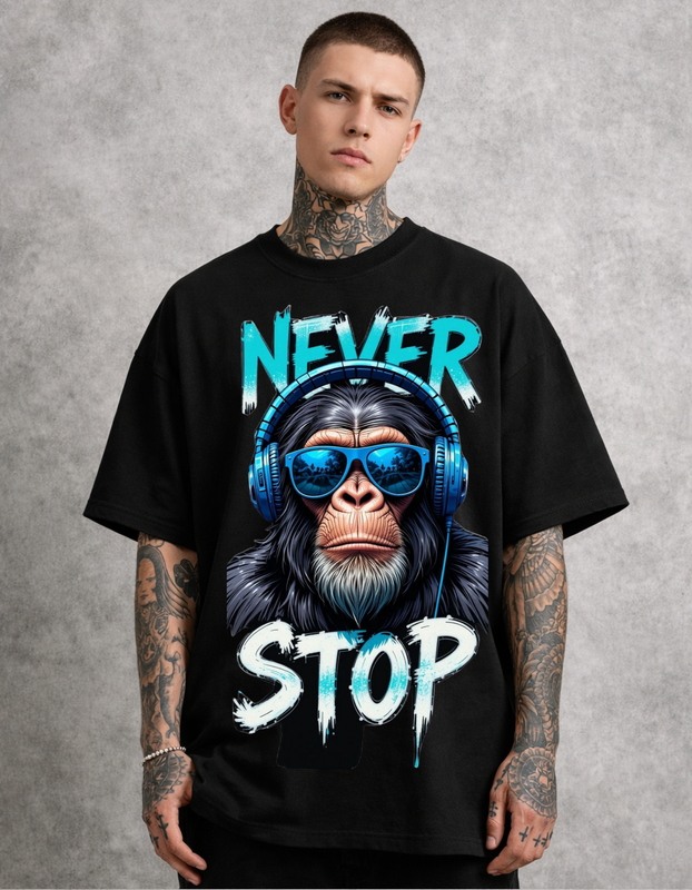 Oversized - T-shirt with a stylized element